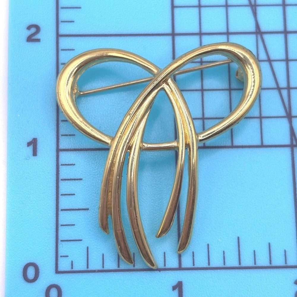 Vintage Trifari Gold Tone Abstract Swirl Ribbon Brooch Pin Elegant